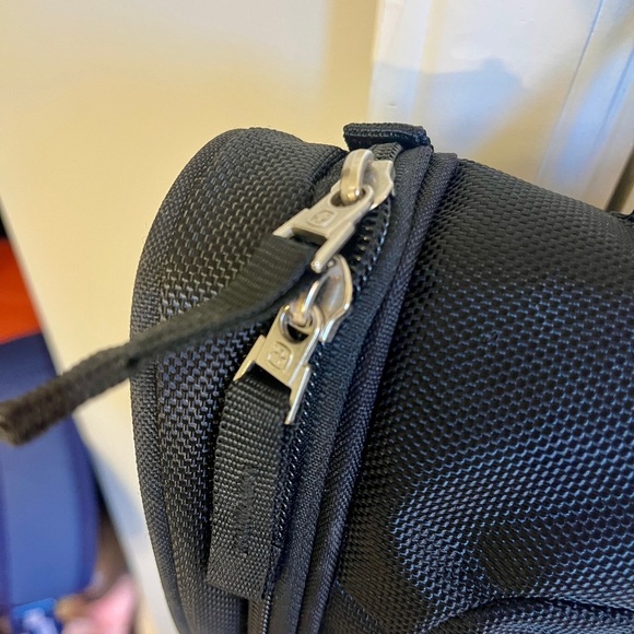 SwissGear Black Travel Toiletry Bag - Picture 4 of 12